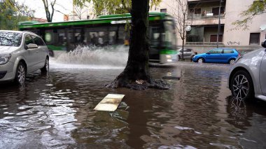 Avrupa, İtalya, Milano 11-5-23 - şehirde sel ve şiddetli yağmur ve Seveso nehirlerinin taşması nedeniyle sel baskınları - arabalar caddelerde sel altında kaldı 