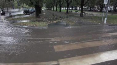 Avrupa, İtalya, Milano 11-5-23 - şehirde sel ve şiddetli yağmur ve Seveso nehirlerinin taşması nedeniyle sel baskınları - arabalar caddelerde sel altında kaldı 
