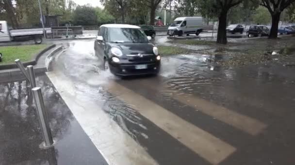ヨーロッパ イタリア ミラノ11 ランブロ川とセベソ川の大雨と洪水による都市とインダストリアルで洪水 車が洪水を起こした通りを進む — ストック動画