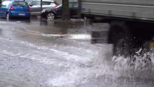 ヨーロッパ イタリア ミラノ11 ランブロ川とセベソ川の大雨と洪水による都市とインダストリアルで洪水 車が洪水を起こした通りを進む — ストック動画
