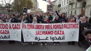 Avrupa, İtalya, Milan 11-6-23 - Hamas ve İsrail arasında Gazze 'de başlayan savaşın ardından Filistin' e destek gösterileri