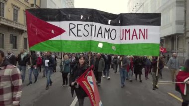 Avrupa, İtalya, Milan 11-6-23 - Hamas ve İsrail arasında Gazze 'de başlayan savaşın ardından Filistin' e destek gösterileri