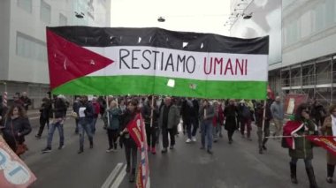 Avrupa, İtalya, Milan 11-6-23 - Hamas ve İsrail arasında Gazze 'de başlayan savaşın ardından Filistin' e destek gösterileri