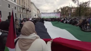 Avrupa, İtalya, Milan 11-6-23 - Hamas ve İsrail arasında Gazze 'de başlayan savaşın ardından Filistin' e destek gösterileri