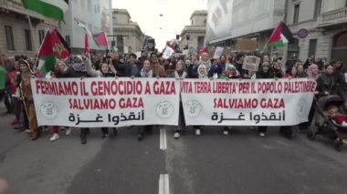 Avrupa, İtalya, Milan 11-6-23 - Hamas ve İsrail arasında Gazze 'de başlayan savaşın ardından Filistin' e destek gösterileri