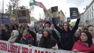 Avrupa, İtalya, Milan 11-6-23 - Hamas ve İsrail arasında Gazze 'de başlayan savaşın ardından Filistin' e destek gösterileri
