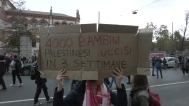 Avrupa, İtalya, Milan 11-6-23 - Hamas ve İsrail arasında Gazze 'de başlayan savaşın ardından Filistin' e destek gösterileri