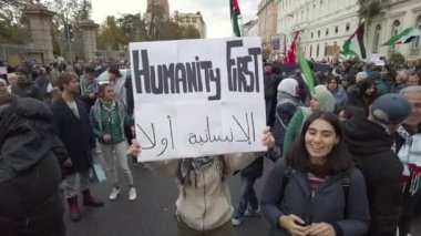 Avrupa, İtalya, Milan 11-6-23 - Hamas ve İsrail arasında Gazze 'de başlayan savaşın ardından Filistin' e destek gösterileri