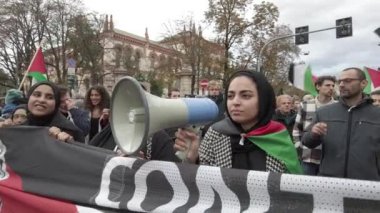 Avrupa, İtalya, Milan 11-6-23 - Hamas ve İsrail arasında Gazze 'de başlayan savaşın ardından Filistin' e destek gösterileri