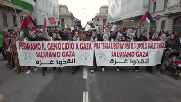 이탈리아 밀라노 가자에서 하마스와 이스라엘 사이의 전쟁이 시작된 팔레스타인 지원에 — 비디오