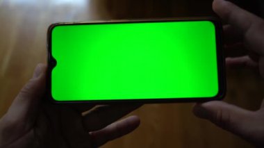 Akıllı telefon adamın elinde.