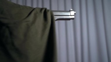 Hırsız elinde tabancayla eve girer. Haneye tecavüz ve aileyi korumak için nefsi müdafaa korkusu.