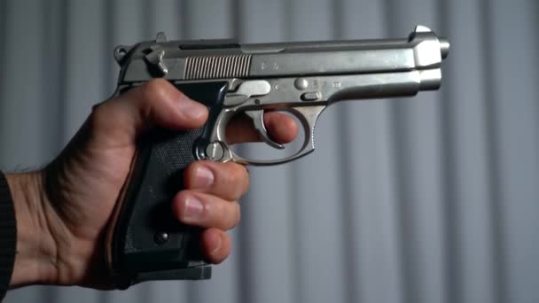 Ladro Entra Nel Condominio Con Una Pistola Pistola Pistola Pistola — Video Stock