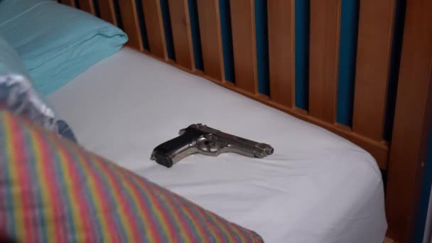 도둑과 폭력으로부터 가족을 방어하기 아파트에서 집에서 레볼버 권총을 미국에서 집에서 — 비디오