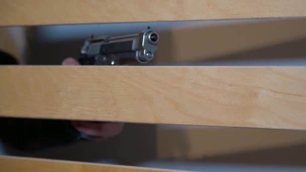 Ladrão Entra Casa Apartamento Com Uma Pistola Revólver Sua Mão — Vídeo de Stock