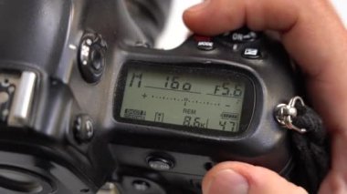 Fotoğraf tekniğini bilerek fotoğraf çekmek, filme ulaşan ışığı ayarlamak için çekim zamanını ve açıklıkları değiştirmek - kamera lensi diyaframı