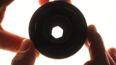 Fotoğraf tekniğini bilerek fotoğraf çekmek, filme ulaşan ışığı ayarlamak için çekim zamanını ve açıklıkları değiştirmek - kamera lensi diyaframı