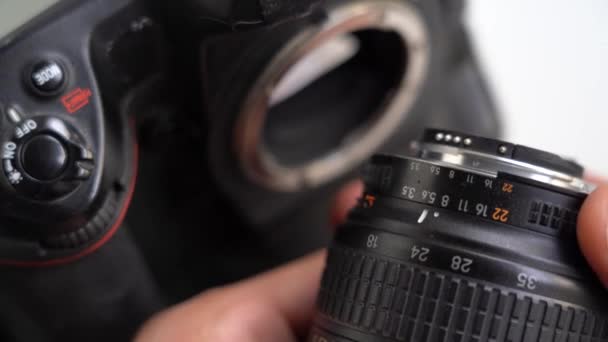 Fotografowanie Znając Technikę Fotograficzną Zmieniając Czas Ekspozycji Otwory Celu Regulacji — Wideo stockowe