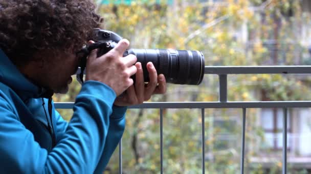 パパラッツォ写真家は密かに家のバルコニーから近くの家の窓を撮影し 人々の行動をスパイする 私立探偵とVip有名人とのスクープ — ストック動画
