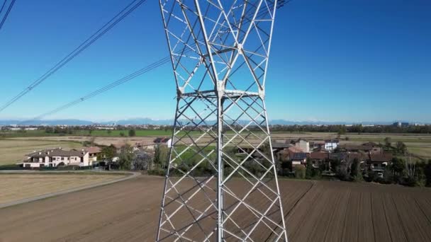 Wysokonapięciowy Słup Transportu Energii Elektrycznej Domów Panelami Słonecznymi Pobliżu Mediolanu — Wideo stockowe