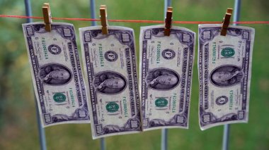 Usa Amerika, New York 11-21-2023 para 100 dolarlık banknotlar Amerika Birleşik Devletleri 'nin pamuk ipliğine bağlı - enflasyon ve Amerikan dolarlarının alım gücü kaybı