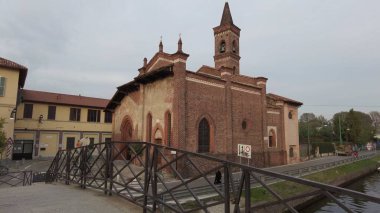 Avrupa, İtalya, Milan 11-22-2023 San Cristoforo Katolik Kilisesi Naviglio Kanallarındaki Katedrali turistik ilgi odağı