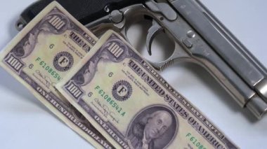 100 Amerikan doları banknotları ve tabanca - silah endüstrisi ve Amerika 'daki katliamlarda artış - enflasyon ve suç mafyası kara borsa ordusu