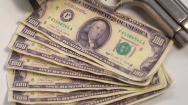 100 Amerikan doları banknotları ve tabanca - silah endüstrisi ve Amerika 'daki katliamlarda artış - enflasyon ve suç mafyası kara borsa ordusu