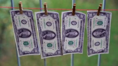 Usa Amerika, New York 11-21-2023 para 100 dolarlık banknotlar Amerika Birleşik Devletleri 'nin pamuk ipliğine bağlı - enflasyon ve Amerikan dolarlarının alım gücü kaybı