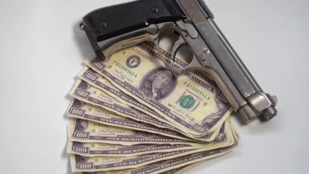 100 Amerikanska Dollarsedlar Och Revolvergevär Vapenindustri Och Ökat Antal Massakrer — Stockvideo