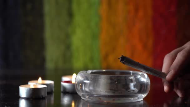 Het Roken Van Een Joint Met Wiet Marihuana Hasjiesj Soft — Stockvideo
