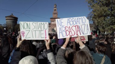 Avrupa, İtalya, Milan 11-25-2023 - Kadınlara yönelik şiddete karşı 25 Kasım Dünya Günü - Giulia Cecchettin 'in ölümünden sonra düzenlenen gösteri - ataerkil rejimin kadın kurbanlarının protestosu