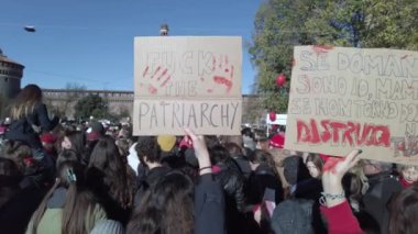 Avrupa, İtalya, Milan 11-25-2023 - Kadınlara yönelik şiddete karşı 25 Kasım Dünya Günü - Giulia Cecchettin 'in ölümünden sonra düzenlenen gösteri - ataerkil rejimin kadın kurbanlarının protestosu