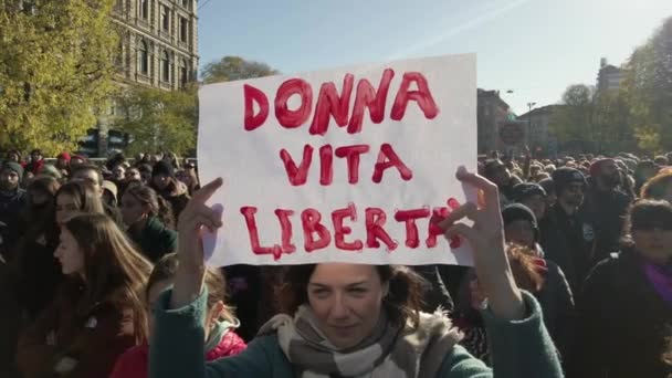 ヨーロッパ イタリア ミラノ11 2023 11月25日 女性に対する暴力に対する世界デー ジュリア セシェチェチンの死後のデモ 家父長制の女性犠牲者の抗議 — ストック動画