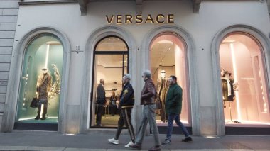 Avrupa, İtalya, Milan 11-28-2023 Via Montenapoleone moda bölgesi şehir merkezindeki lüks mağaza butik vitrinleri Noel süslemeleri için Versace alışveriş merkezi.