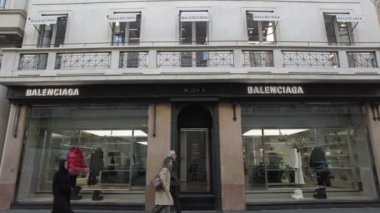 Avrupa, İtalya, Milan 11-28-2023 - Via Montenapoleone moda bölgesi şehir merkezindeki lüks mağaza butik vitrinleri Noel süslemeleri için - Balenciaga alışveriş merkezi