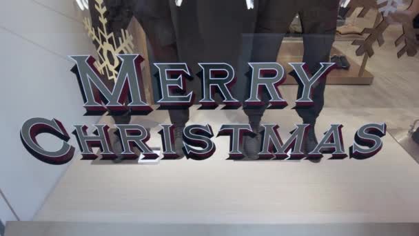 意大利 2023年11月28日 通过位于市中心的黑山时尚区豪华商店圣诞装饰品精品店橱窗 购物时的圣诞快乐标志 — 图库视频影像