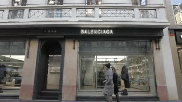 ヨーロッパ イタリア ミラノ11 2023 モンテナポレオンのファッション地区を経由して 高級店のブティックウィンドウでクリスマスの装飾 バレンシアガショッピングストア — ストック動画