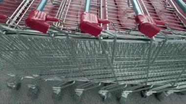 Büyük bir gıda perakendecisinin önünde yığılmış alışveriş arabaları - gıda maliyetleri yüksek ve artış - boş alışveriş vagonu, enflasyon - ekonomik kriz ve yoksul insanlar acil durum