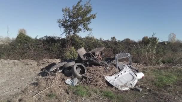 Automobil Zničený Nelegálně Zbouraný Venkově Mafiánským Podsvětím Znečištění Životního Prostředí — Stock video