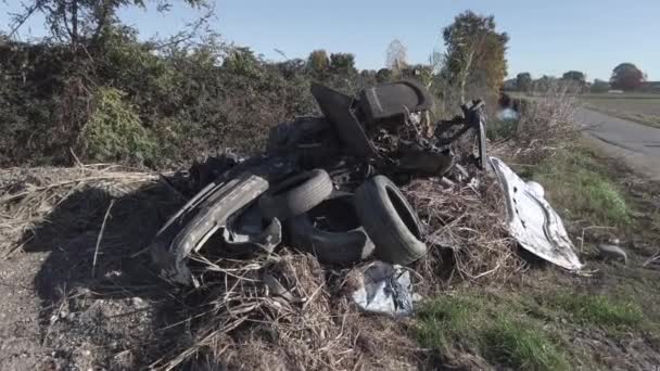 Automobil Zničený Nelegálně Zbouraný Venkově Mafiánským Podsvětím Znečištění Životního Prostředí — Stock video