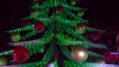 Ağaçtaki Noel süsleri