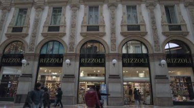 Avrupa, İtalya, Milan 12-13-2023 - Vittorio Emanuele Galerisi 'ndeki Rizzoli kitapevi kütüphanesi, şehir merkezindeki Duomo katedrali, Covid-19 Coronavirus karantina evi sırasında