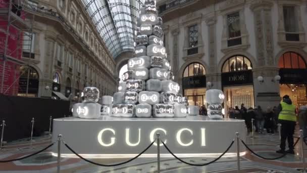 ヨーロッパ イタリア ミラノ 2023 グッチファッションクリスマスツリー ヴィトリオエマヌエレギャラリーデュオ大聖堂 — ストック動画