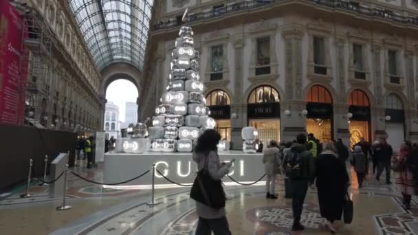 ヨーロッパ イタリア ミラノ 2023 グッチファッションクリスマスツリー ヴィトリオエマヌエレギャラリーデュオ大聖堂 — ストック動画