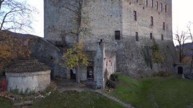 Avrupa, İtalya, Zavatterello Pavia, 12-10-2023 Castello Dal Verme Zavattarello Ortaçağ Şatosu Tuorist eğlence merkezi Oltrepo Lombardy