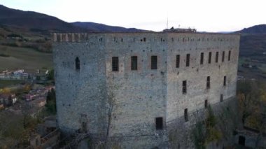 Avrupa, İtalya, Zavatterello Pavia, 12-10-2023 Castello Dal Verme Zavattarello Ortaçağ Şatosu Tuorist eğlence merkezi Oltrepo Lombardy