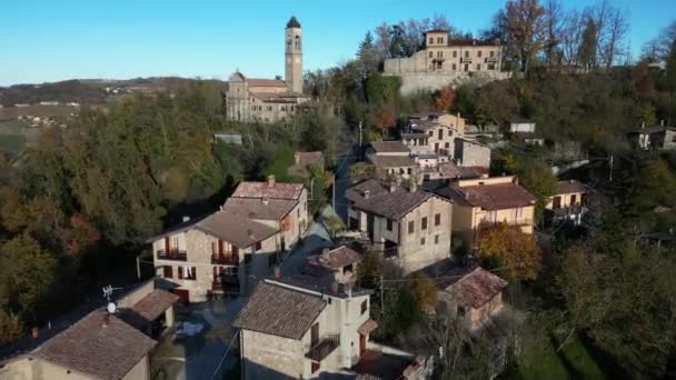 Europe Italy 2023 ルイーノ ミラノに近いロンバルディアのパヴィア州 アペネンの丘の古代中世の村 ドローン — ストック動画
