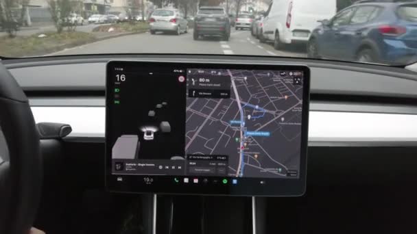 Evropa Itálie Milán 2023 Autopilot Tesla Electric Auto Auto Pokračuje — Stock video