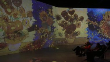 Avrupa, İtalya, Milan 12-18-2023 Van Gogh dijital sanat fuarı - Van Gogh: The Immersive Experience - Ayçiçekleri